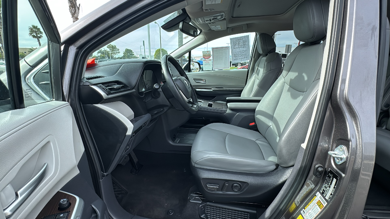 2023 Toyota Sienna XLE 12