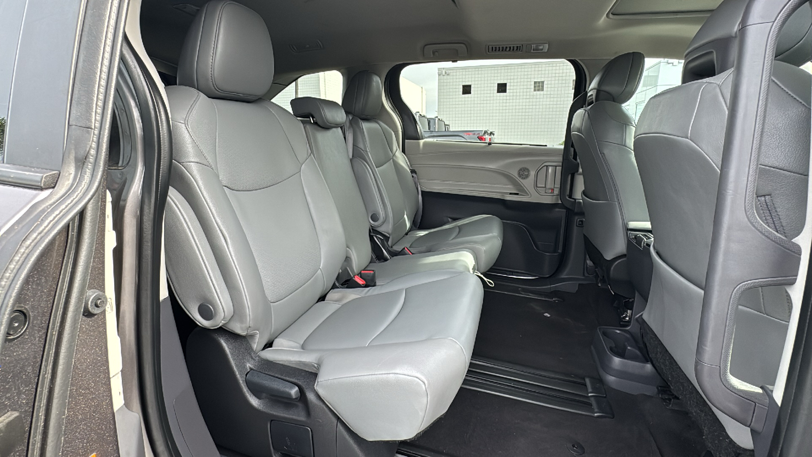 2023 Toyota Sienna XLE 19