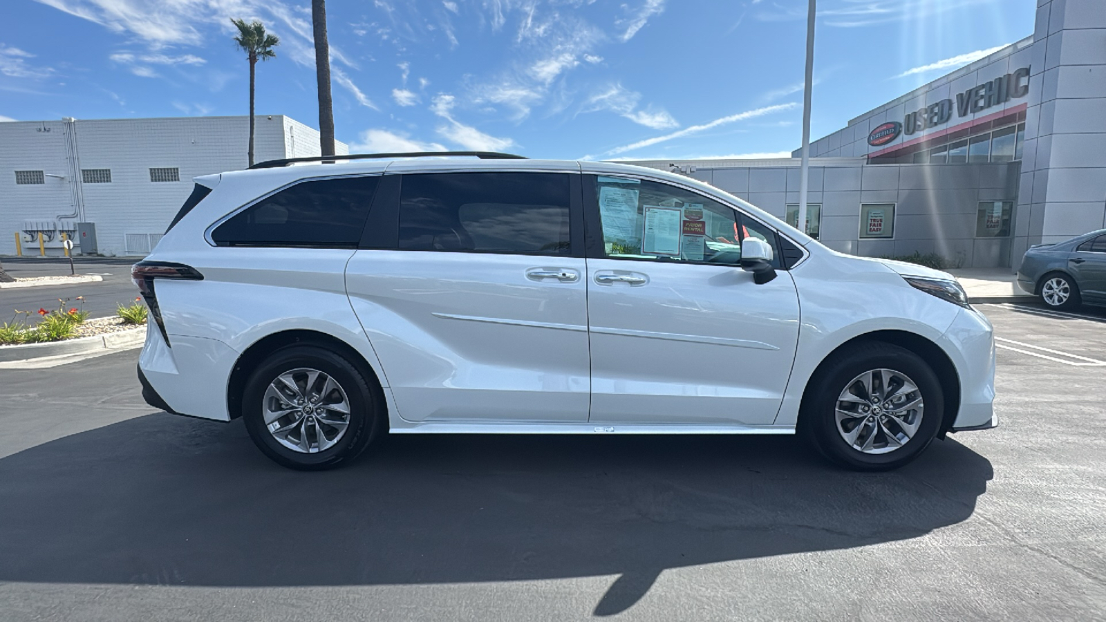 2024 Toyota Sienna XLE 2