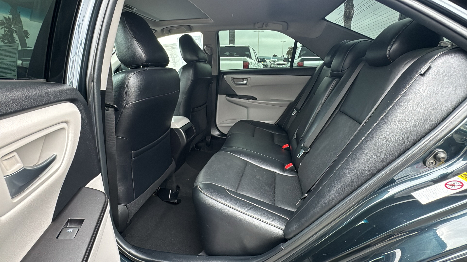 2015 Toyota Camry SE 17