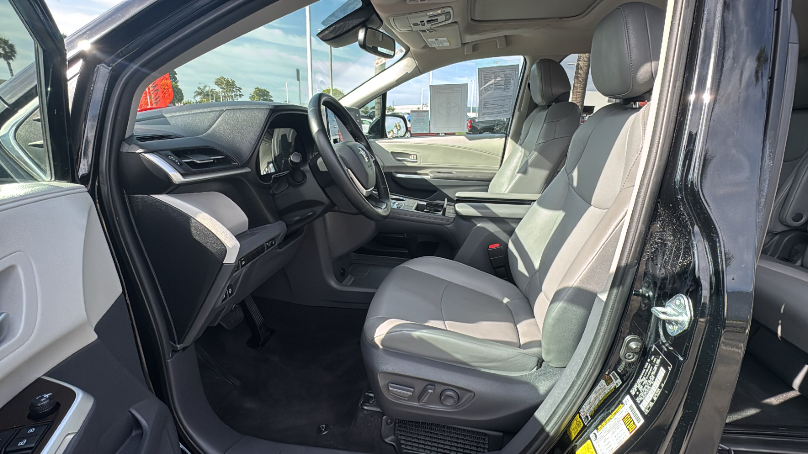 2021 Toyota Sienna XLE 12