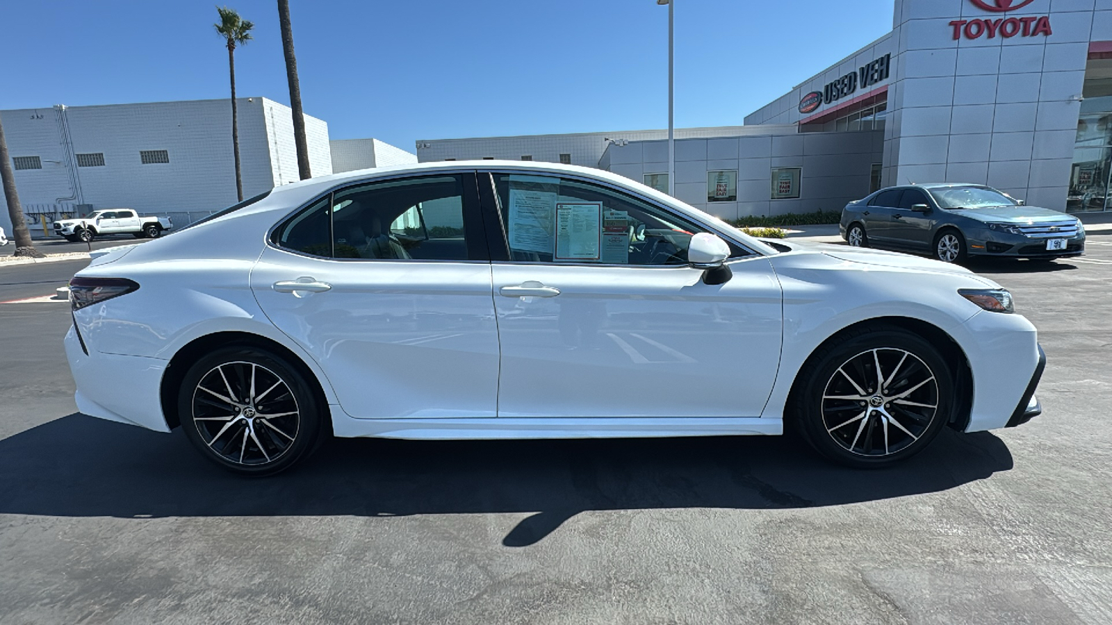 2022 Toyota Camry SE 2