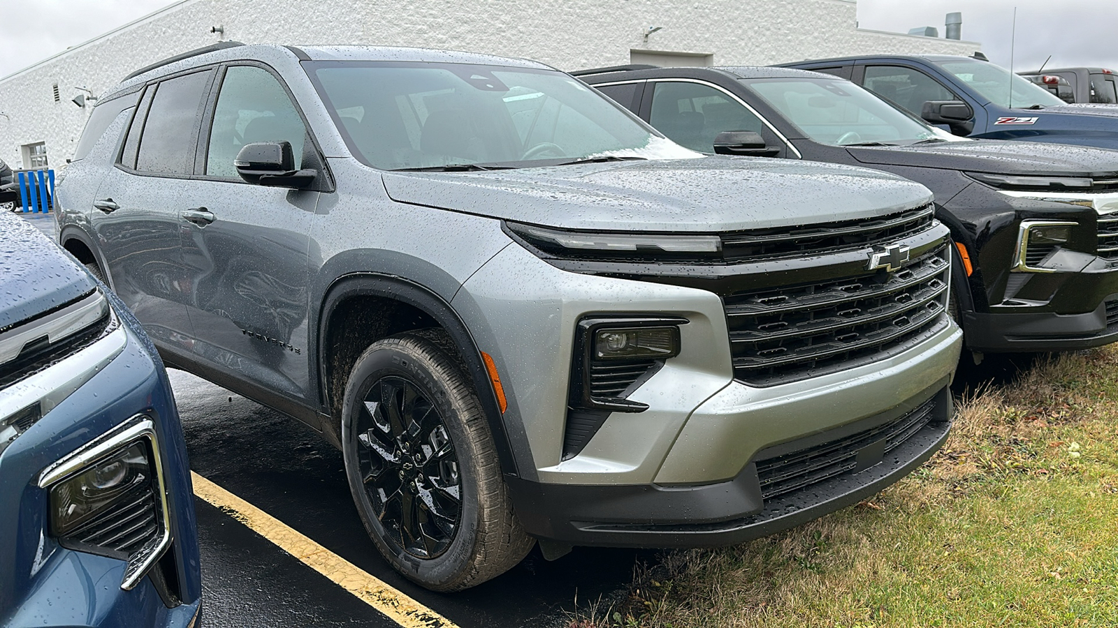 2025 Chevrolet Traverse FWD LT 2