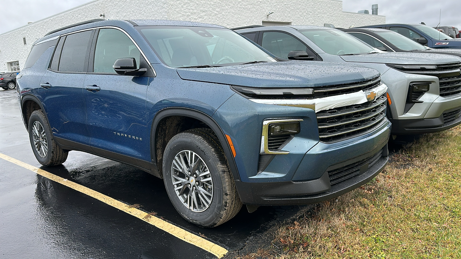 2025 Chevrolet Traverse FWD LT 2