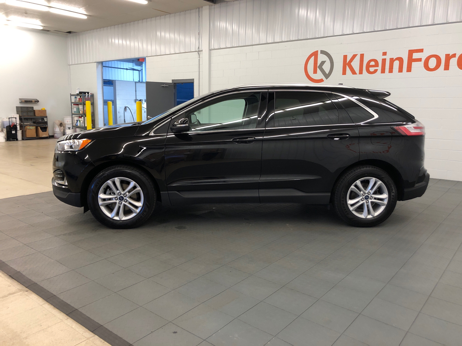 2019 Ford Edge  4