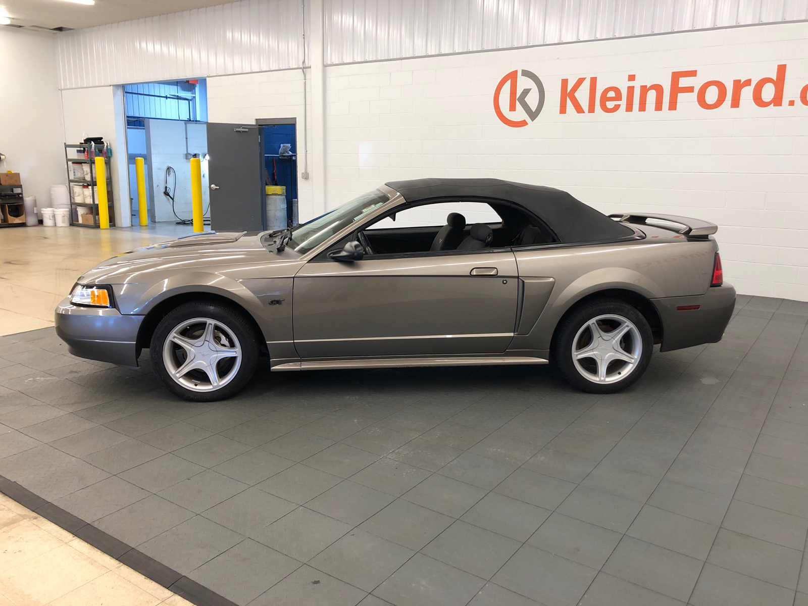 2002 Ford Mustang GT Deluxe 32