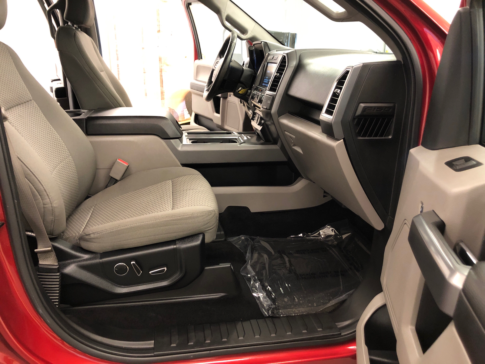 2015 Ford F-150 XLT 4WD SuperCrew 145 36