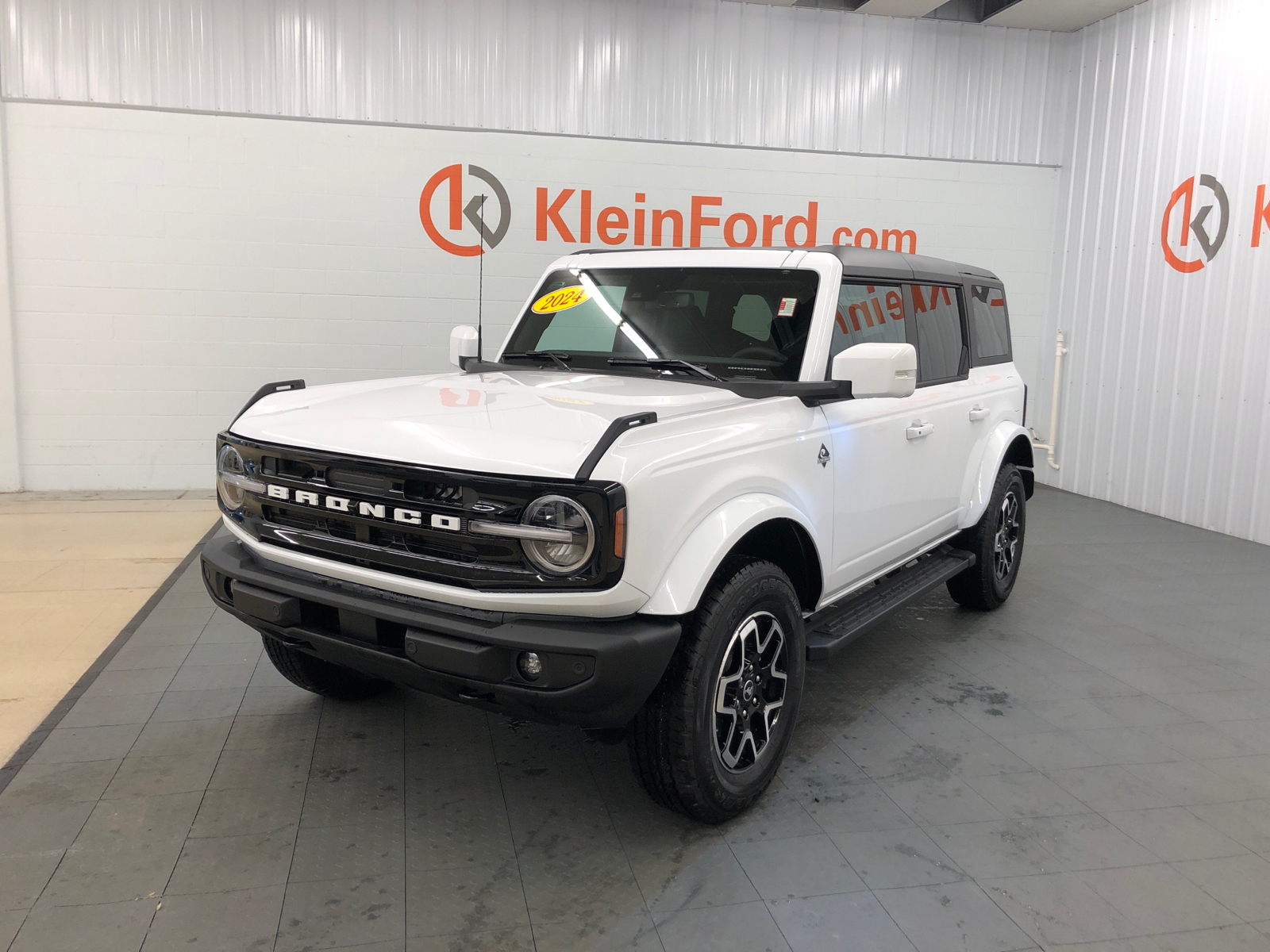 2024 Ford Bronco Outer Banks 3