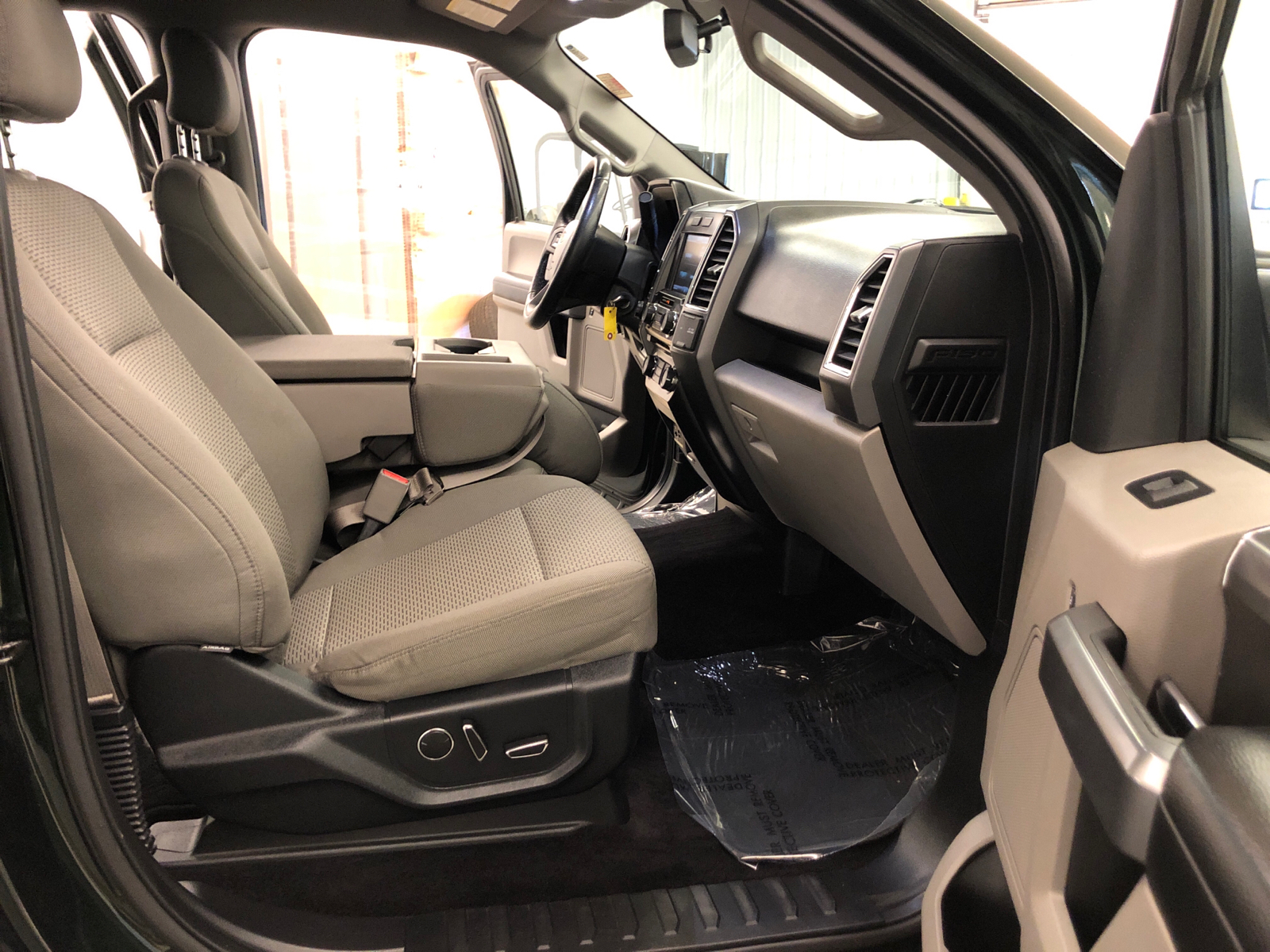 2015 Ford F-150 XLT 4WD SuperCrew 145 34