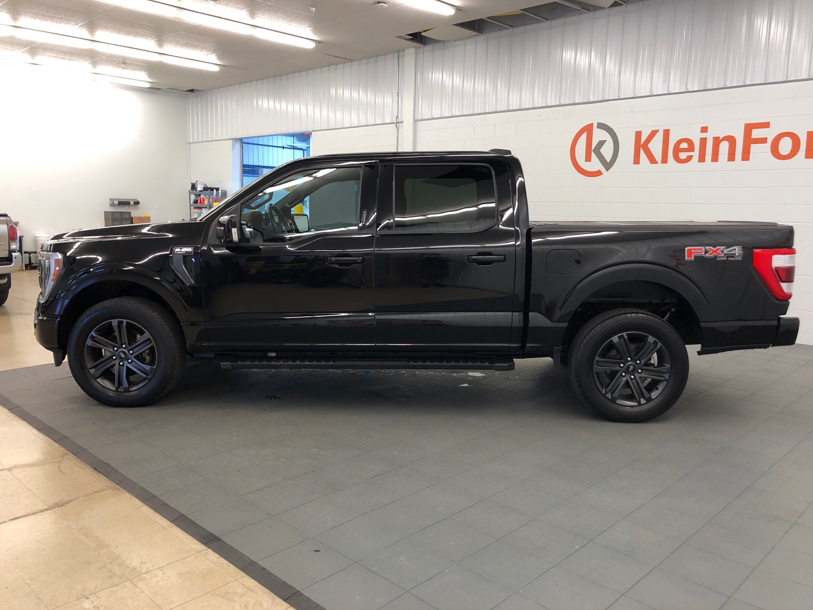 2022 Ford F-150 LARIAT 4WD SuperCrew 5.5 Box 4