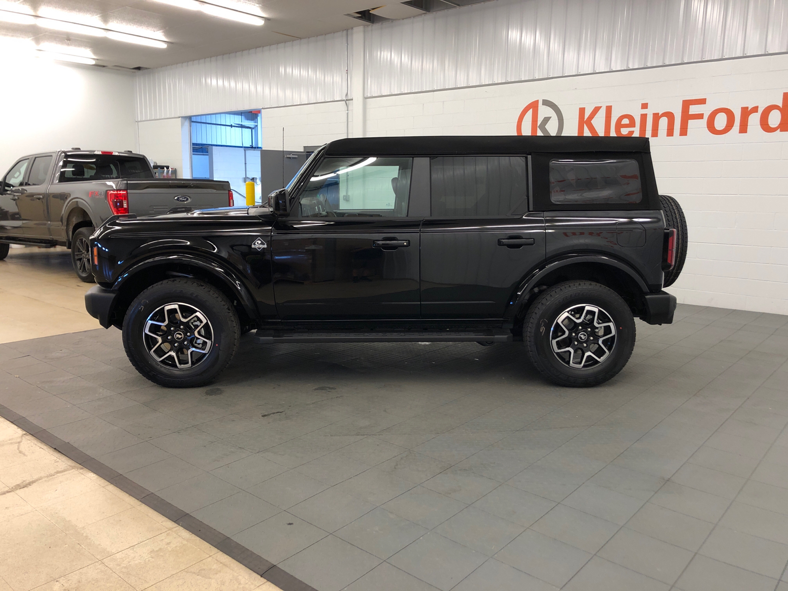 2024 Ford Bronco Outer Banks 4