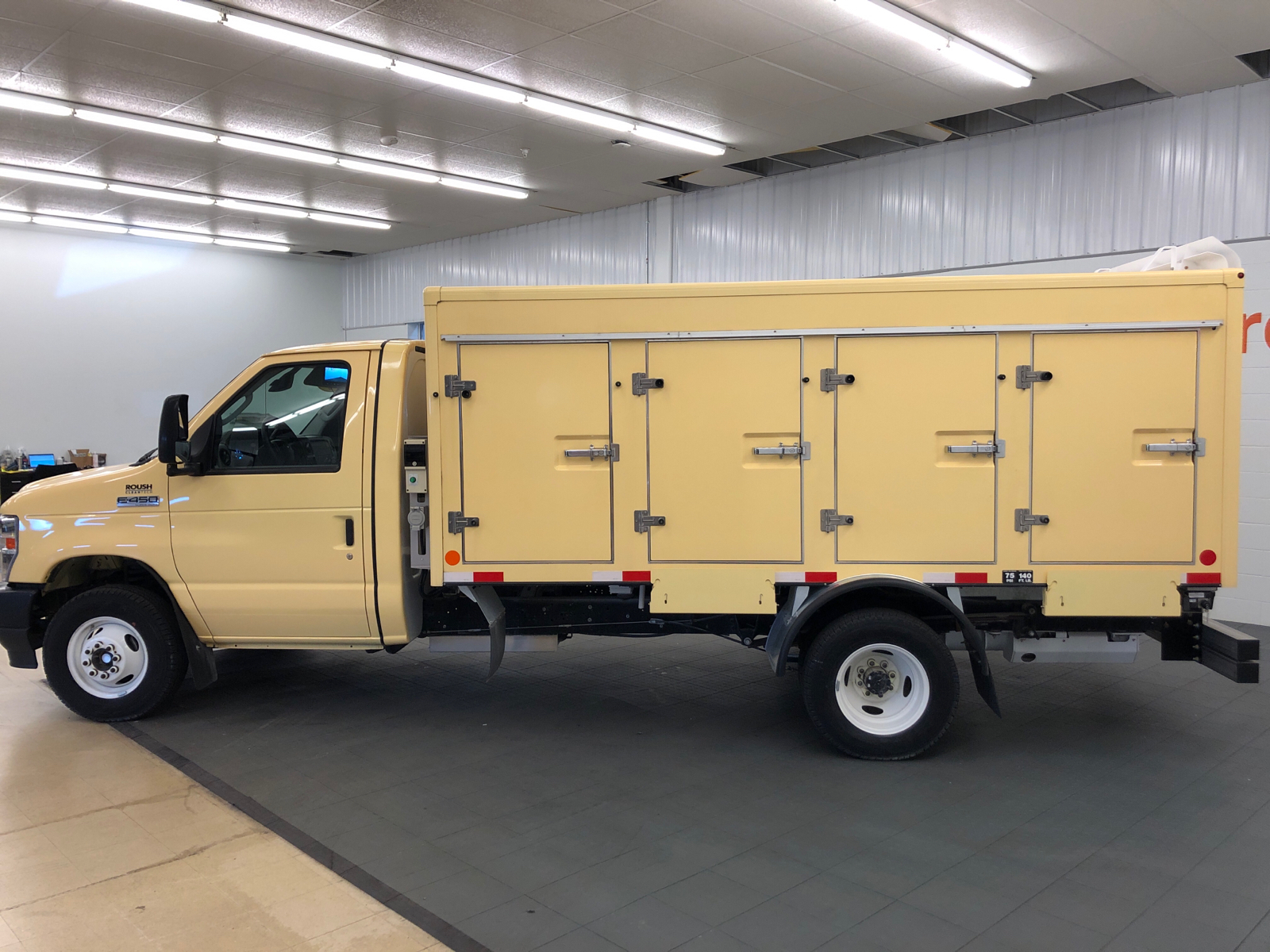 2022 Ford E-450SD Base 4