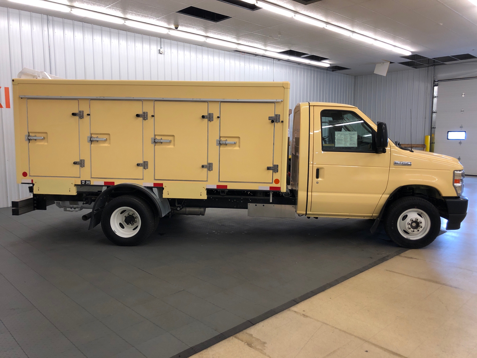 2022 Ford E-450SD Base 9