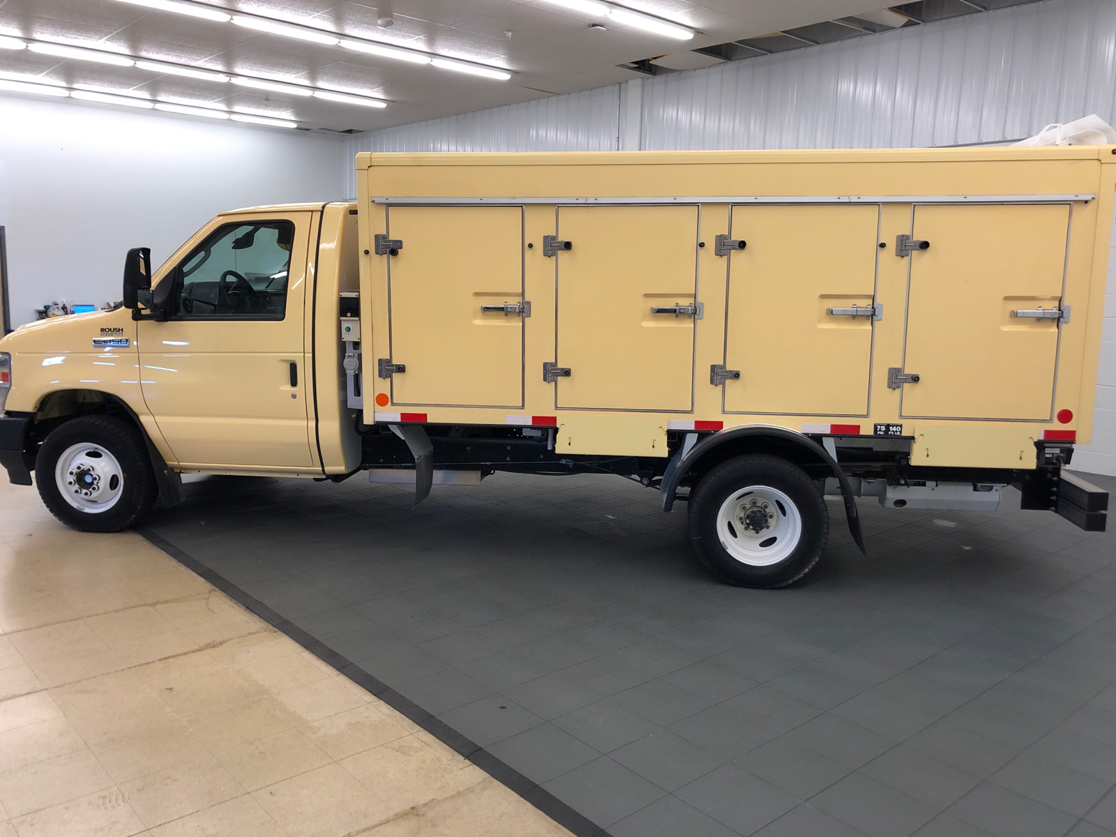 2022 Ford E450  4