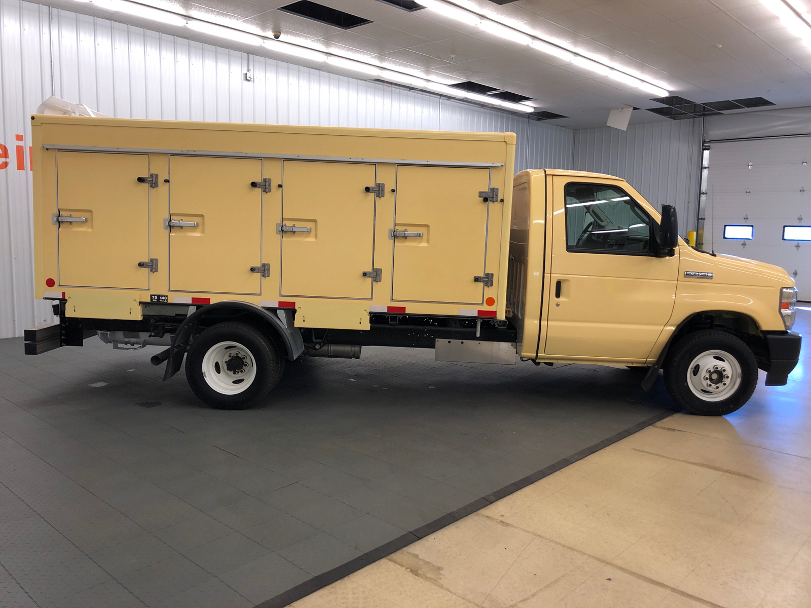 2022 Ford E450  9