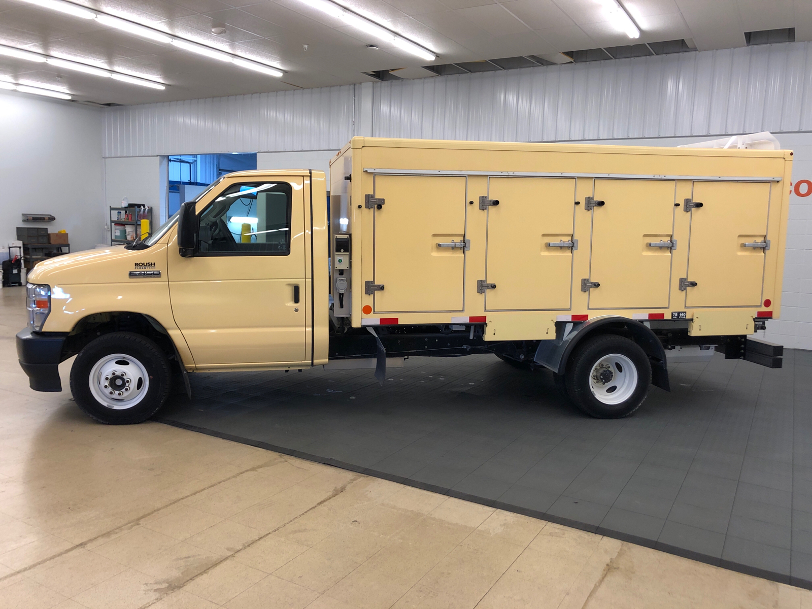 2022 Ford E-450SD Base 4