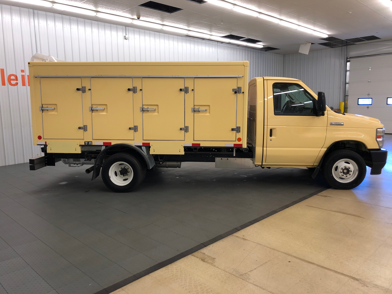 2022 Ford E-450SD Base 9