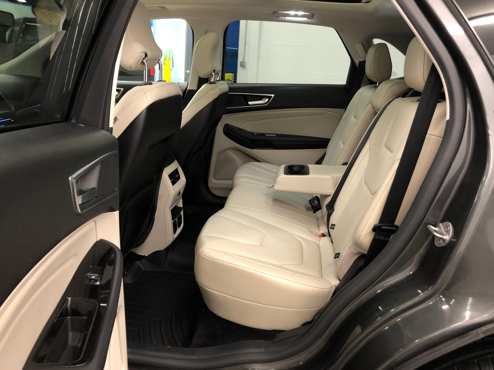 2015 Ford Edge Titanium 30