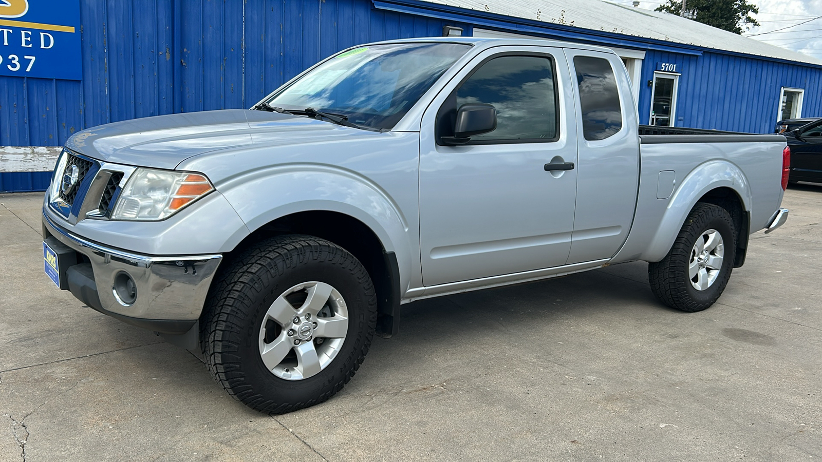 2011 Nissan Frontier SV 4WD 2