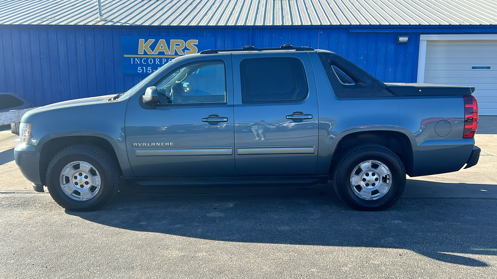 2011 Chevrolet Avalanche LS 4WD Crew Cab 1