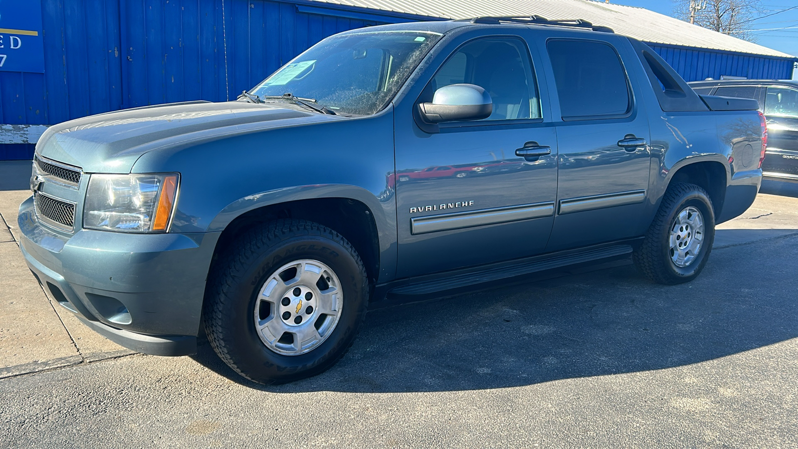 2011 Chevrolet Avalanche LS 4WD Crew Cab 2