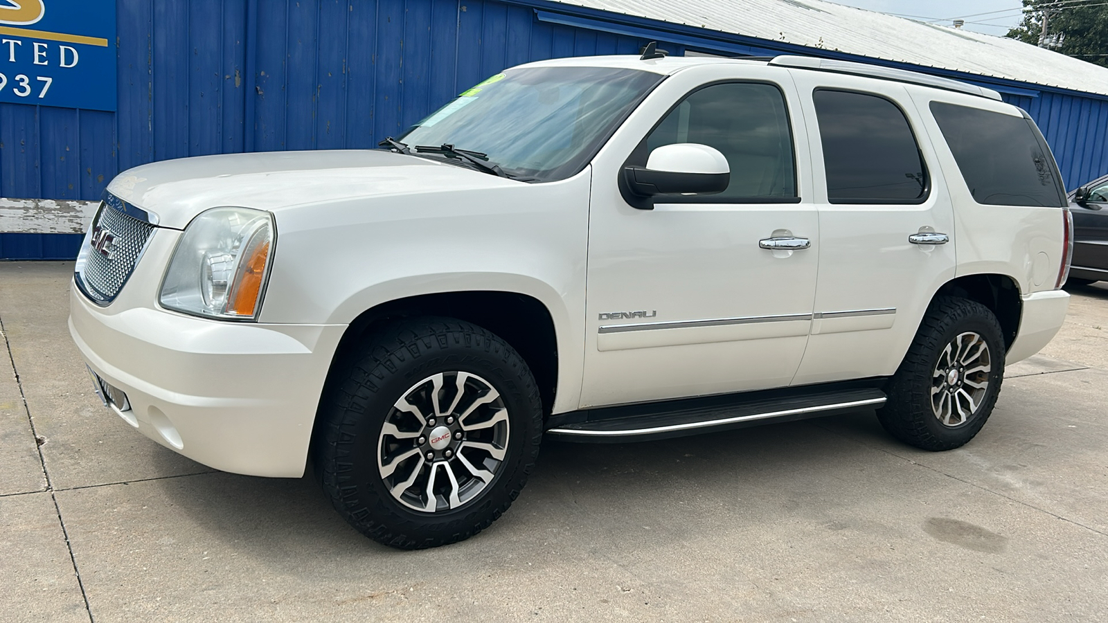 2012 GMC Yukon DENALI AWD 2