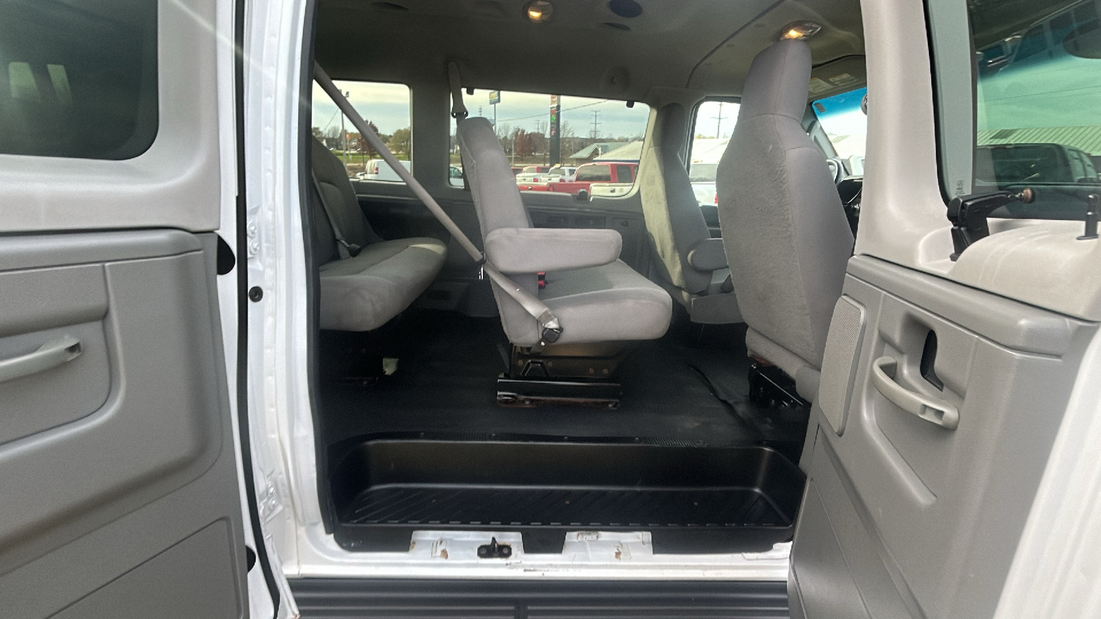 2013 Ford Econoline E350 SUPER DUTY WAGON 22