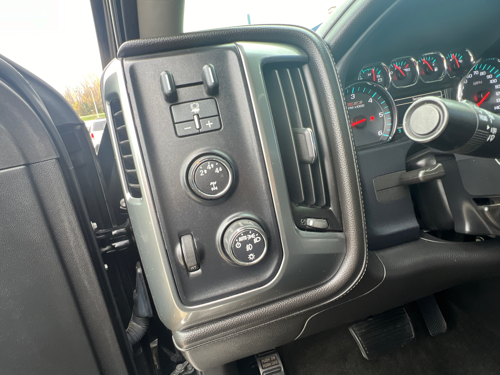 2015 Chevrolet Silverado 2500HD HEAVY DUTY LTZ 4WD Crew Cab 25