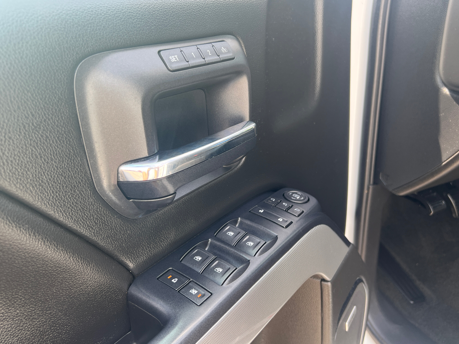 2017 Chevrolet Silverado 1500 LTZ 4WD Crew Cab 23