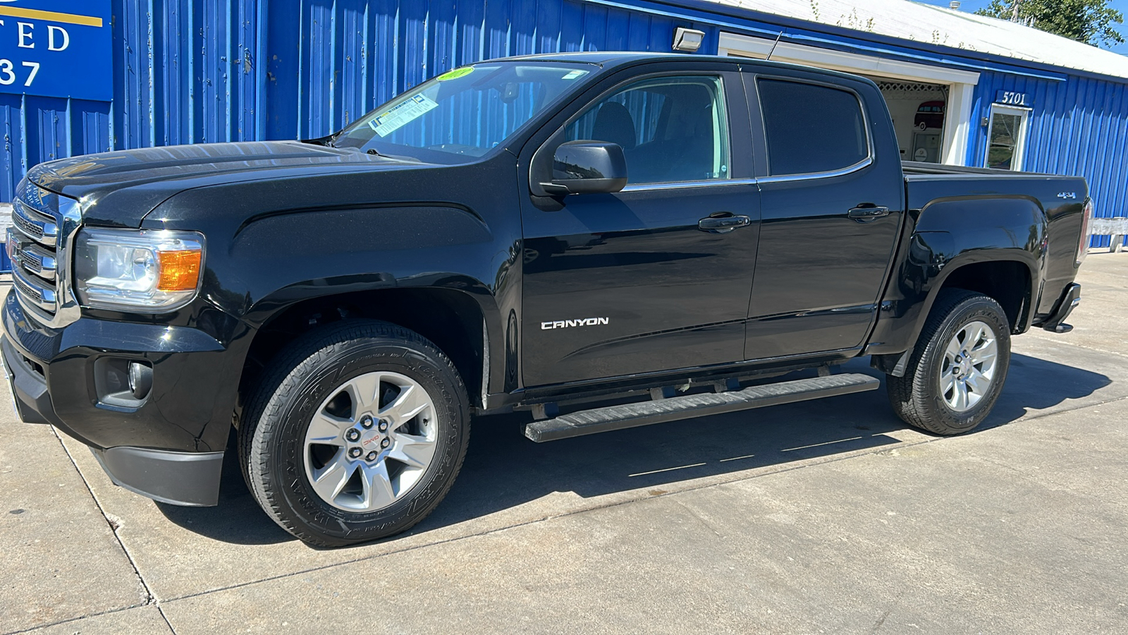 2018 GMC Canyon SLE 4WD Crew Cab 2