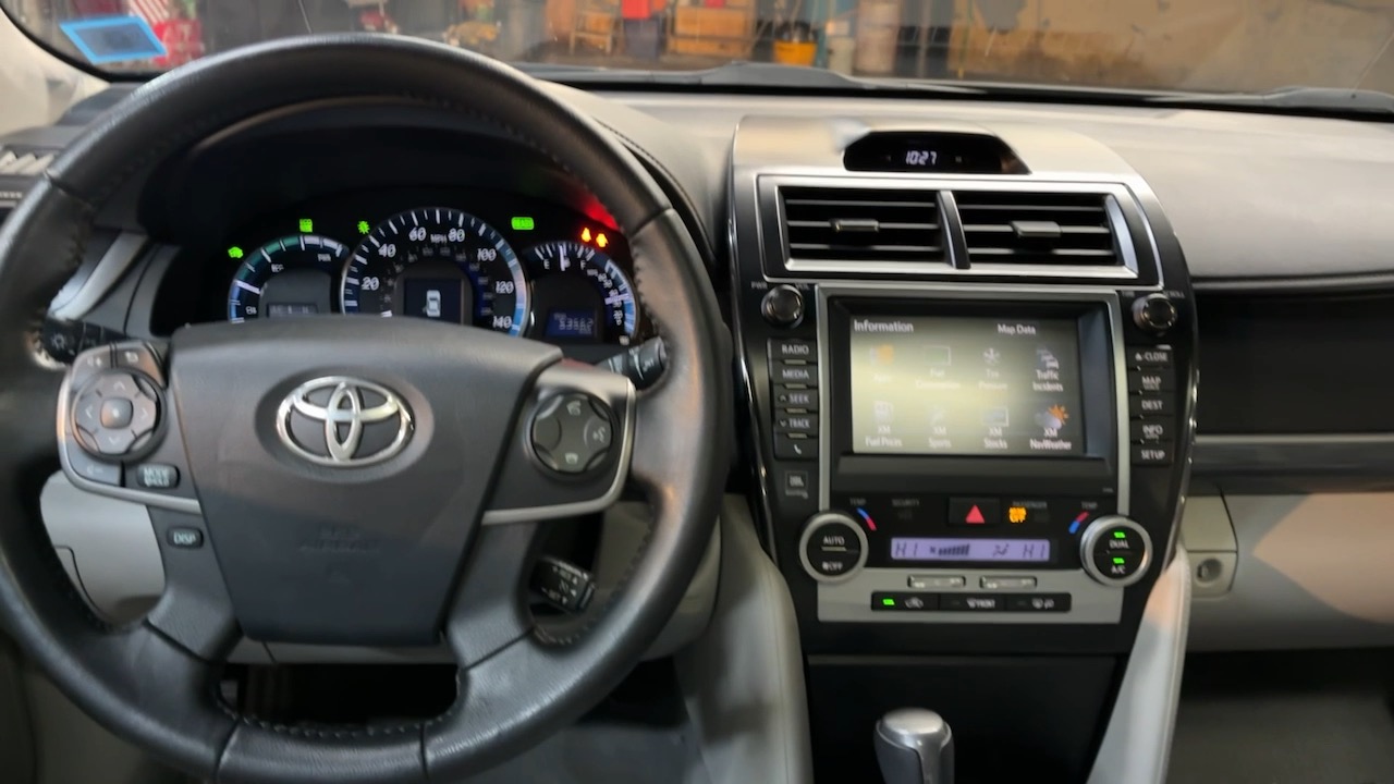 2012 Toyota Camry Hybrid XLE 32