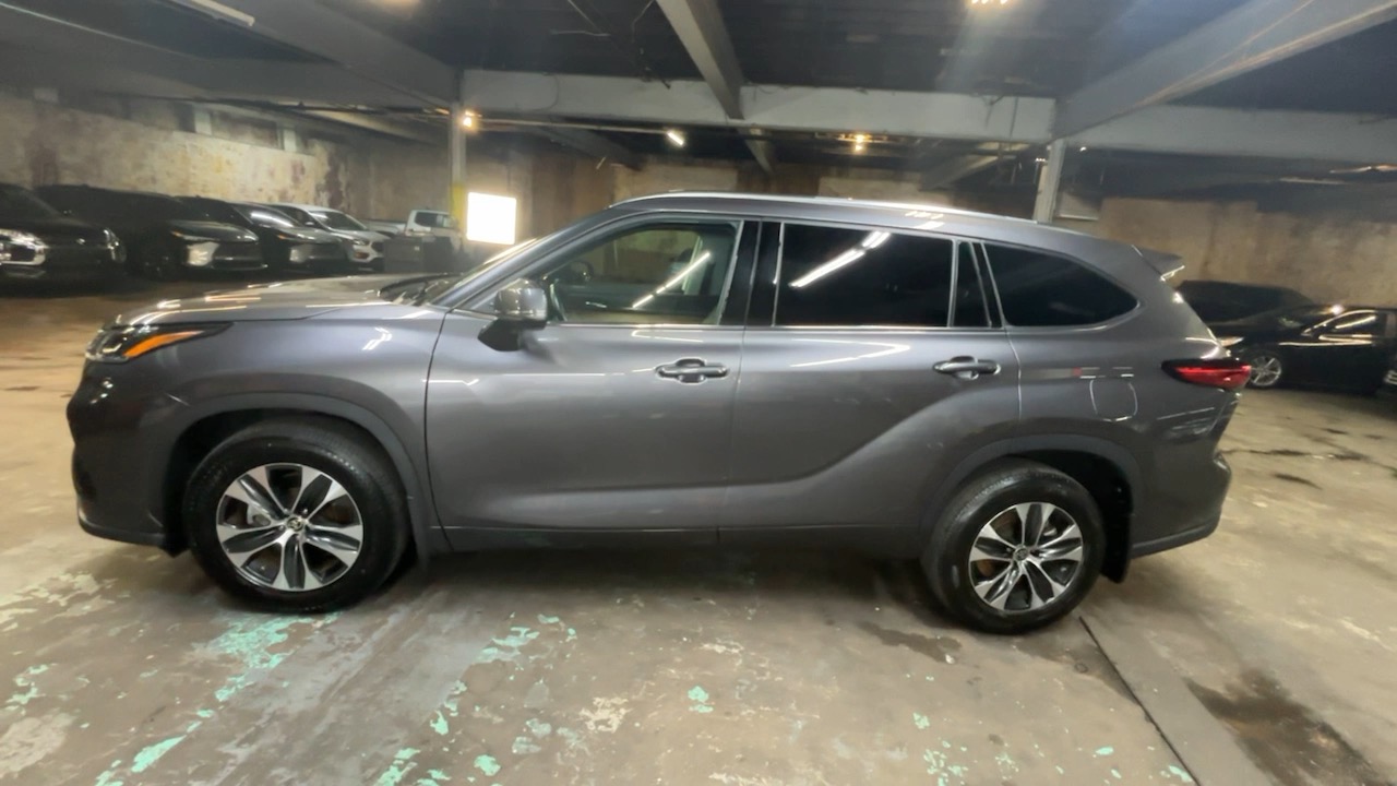 2021 Toyota Highlander XLE 17