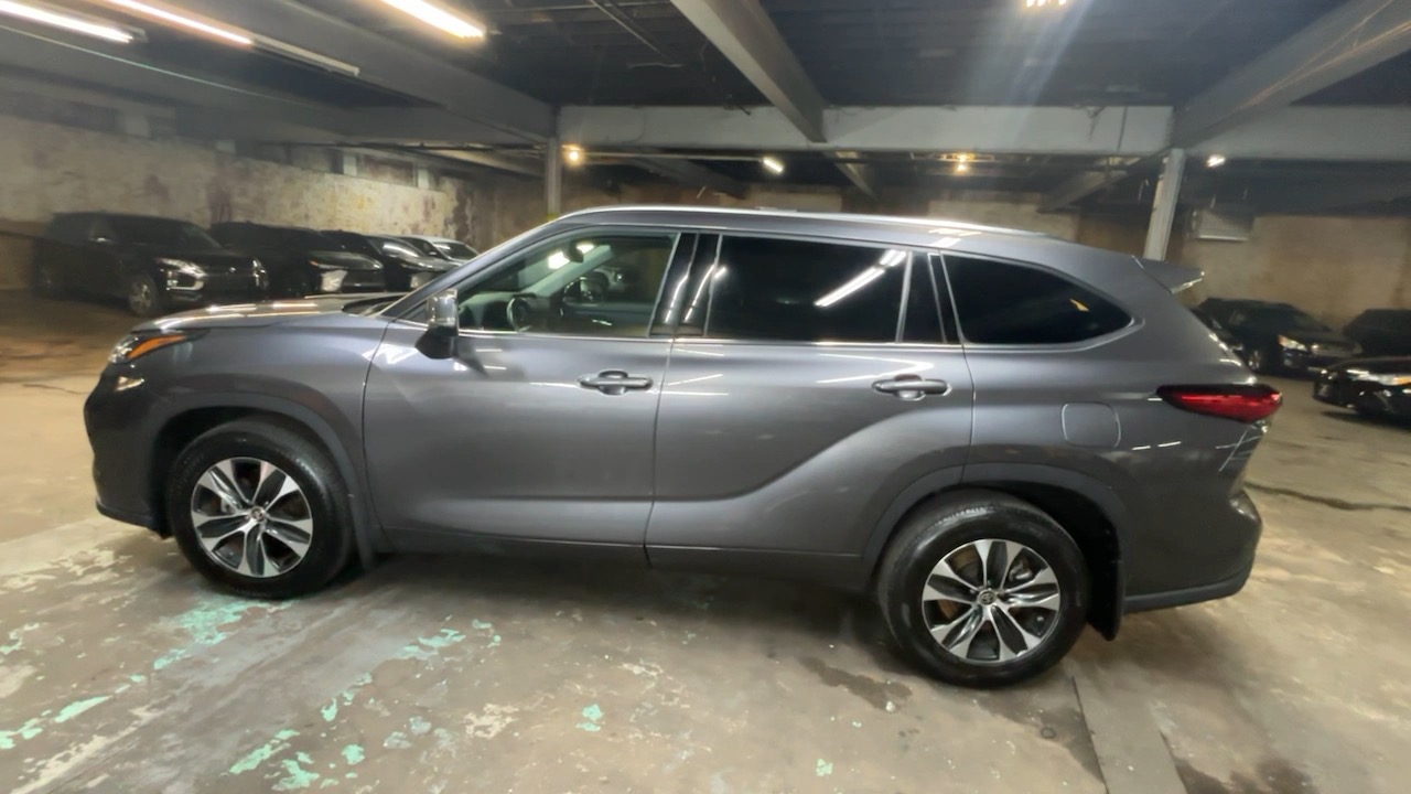 2021 Toyota Highlander XLE 18