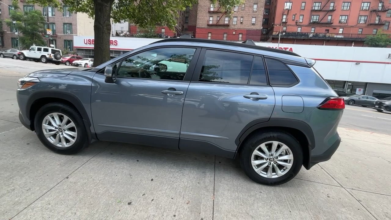 2022 Toyota Corolla Cross LE 13