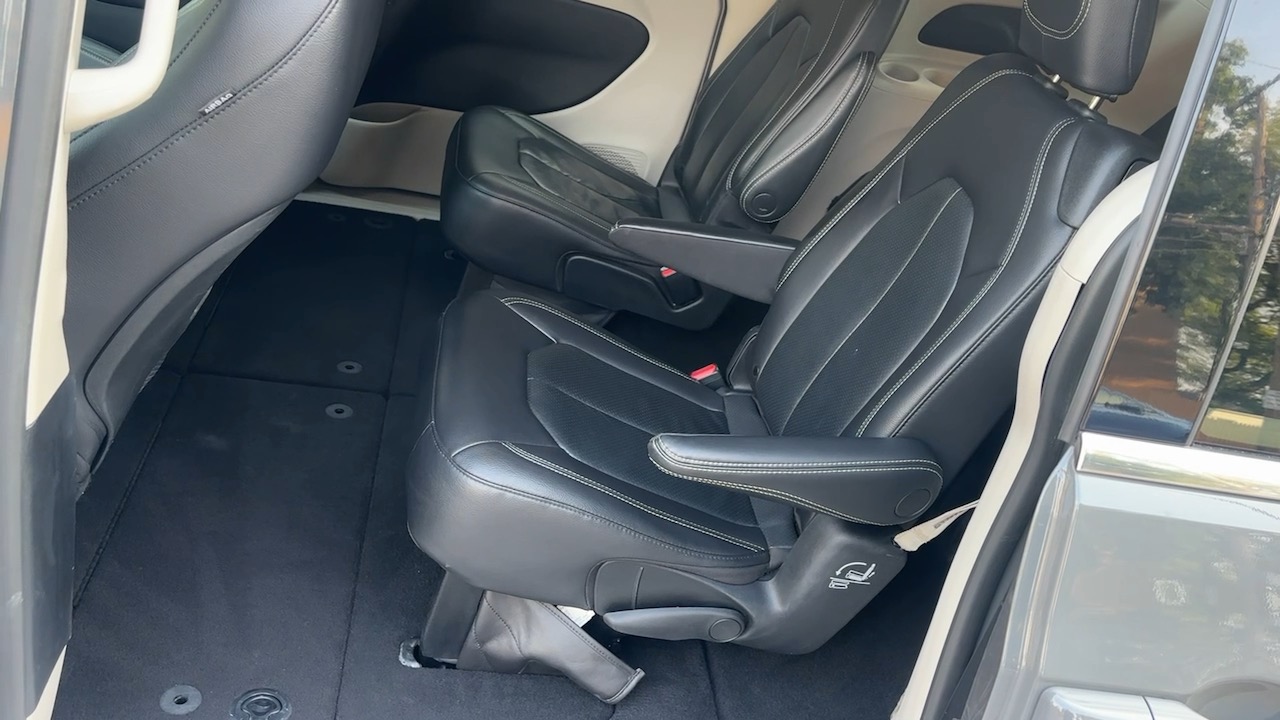 2022 Chrysler Pacifica Touring L 26