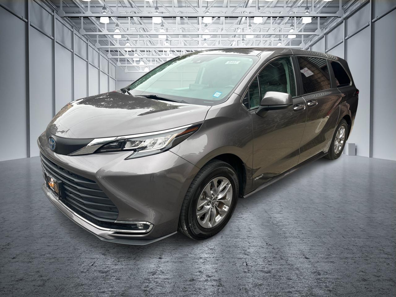 2021 Toyota Sienna XLE 1