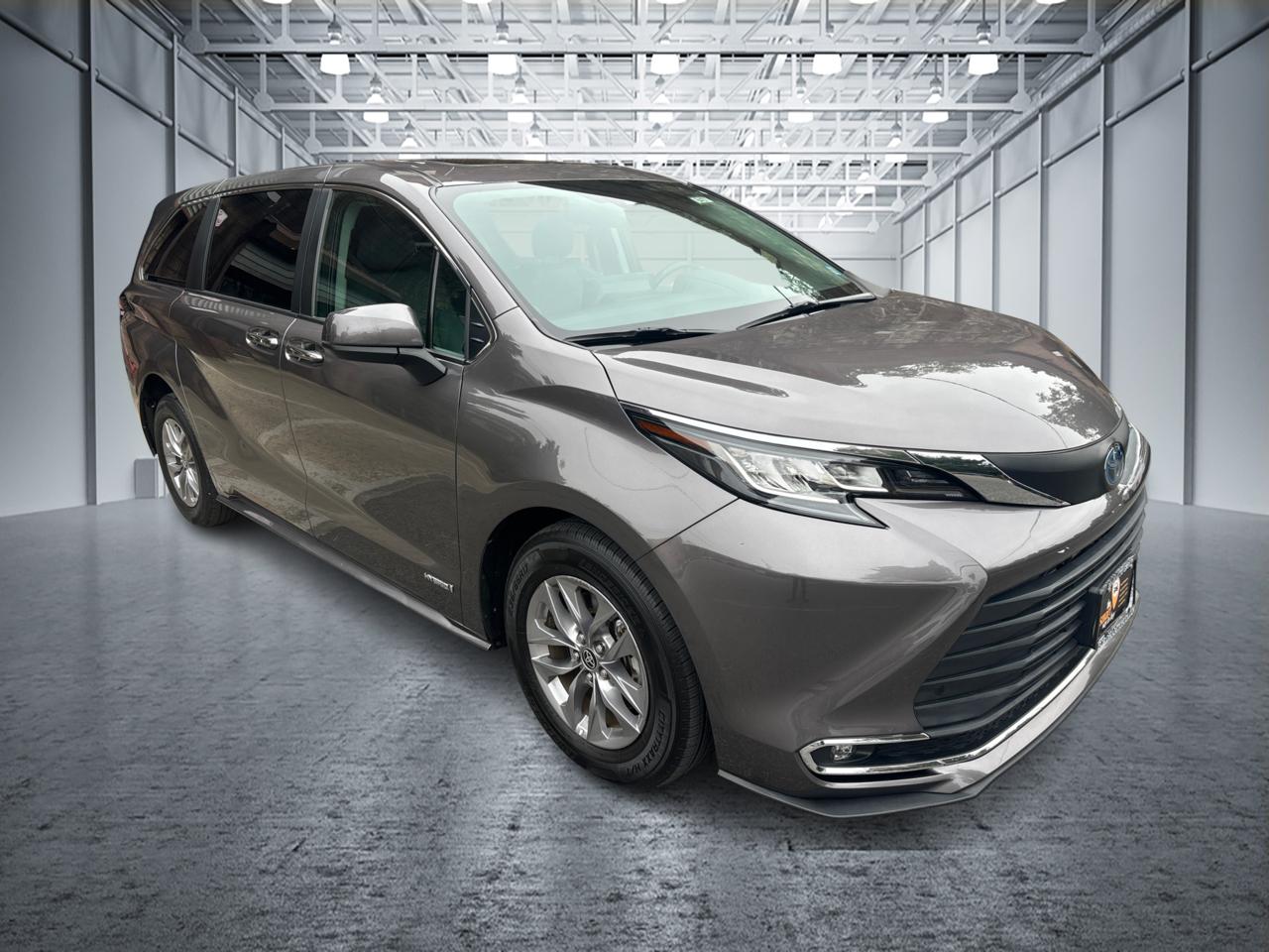 2021 Toyota Sienna XLE 3