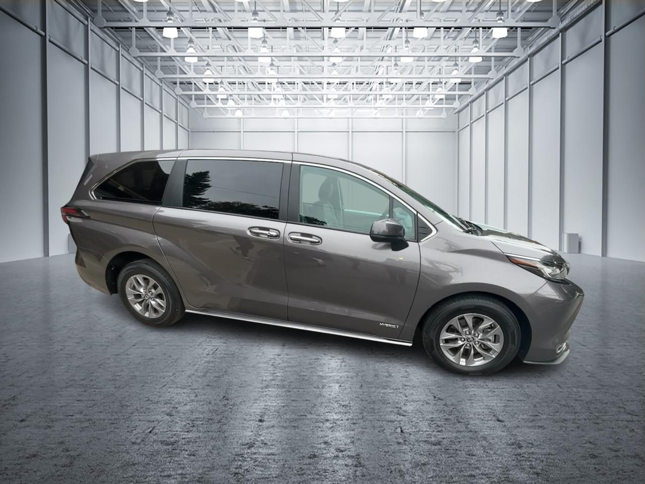 2021 Toyota Sienna XLE 8