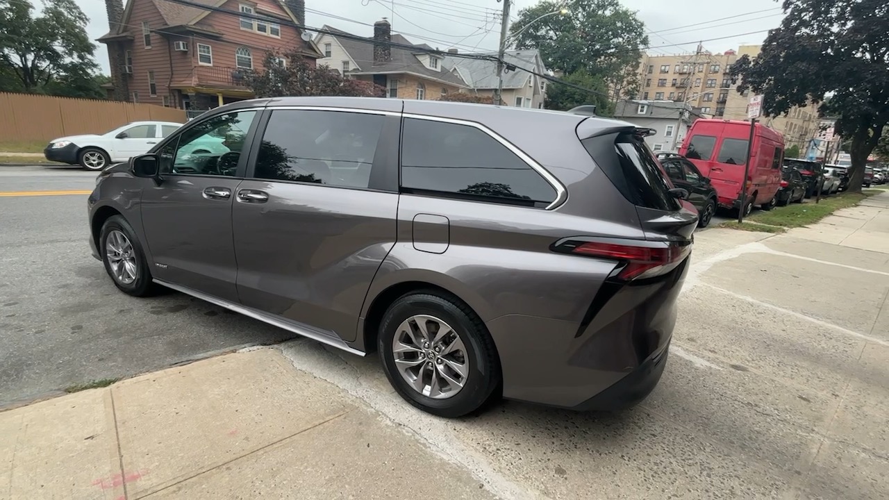 2021 Toyota Sienna XLE 11