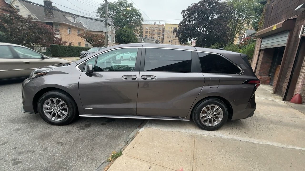 2021 Toyota Sienna XLE 12