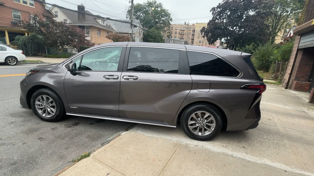 2021 Toyota Sienna XLE 13