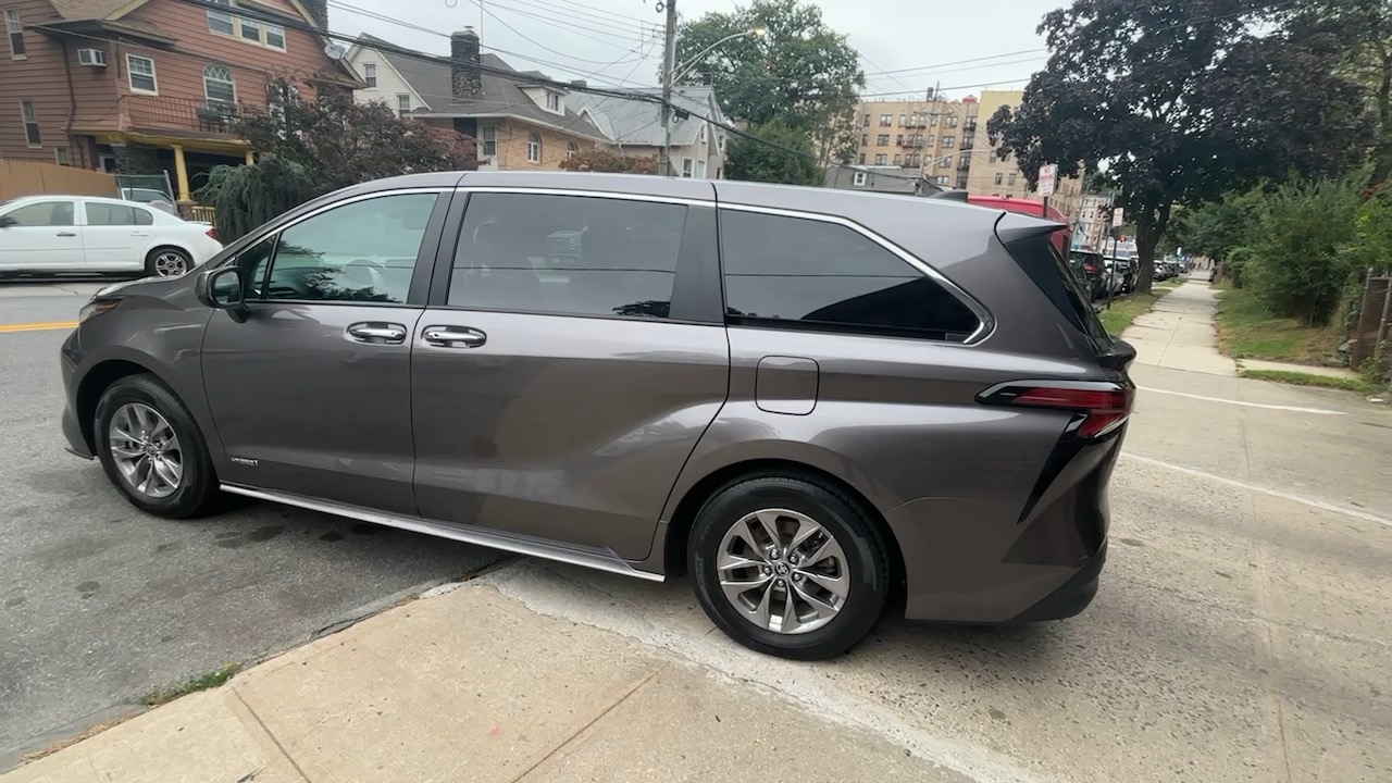 2021 Toyota Sienna XLE 14