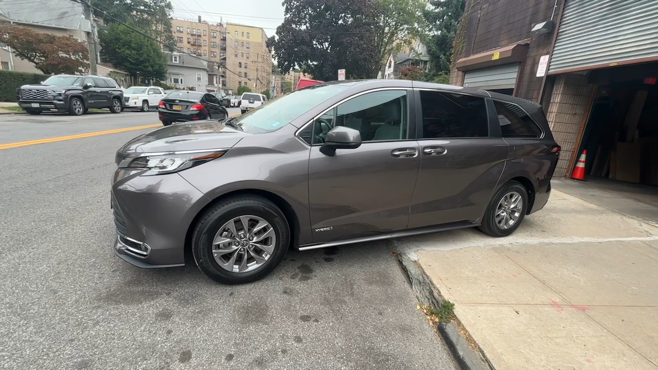 2021 Toyota Sienna XLE 16