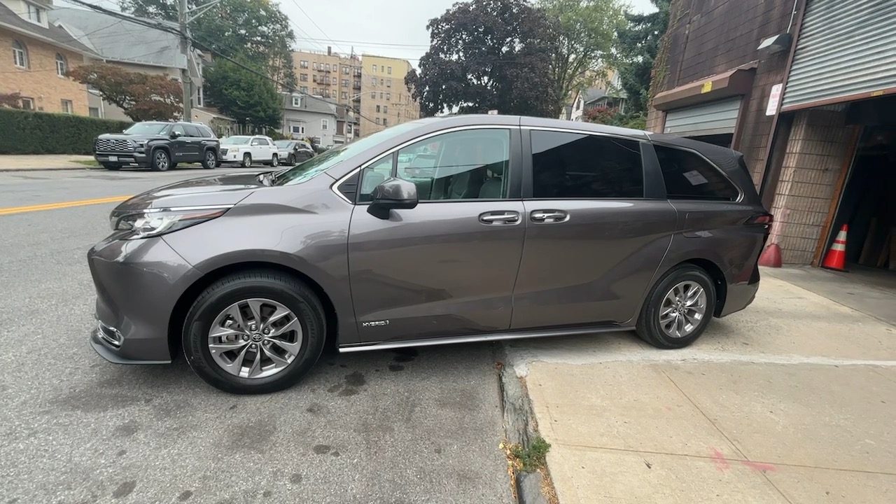 2021 Toyota Sienna XLE 17