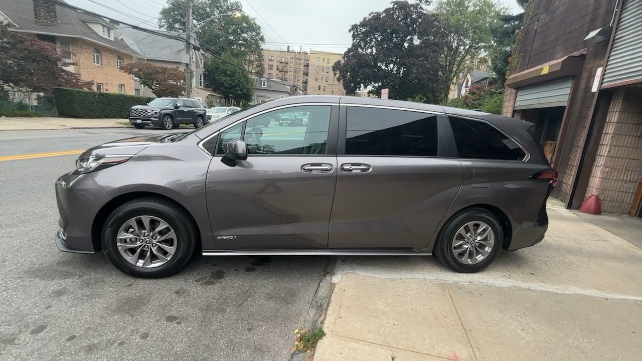 2021 Toyota Sienna XLE 18