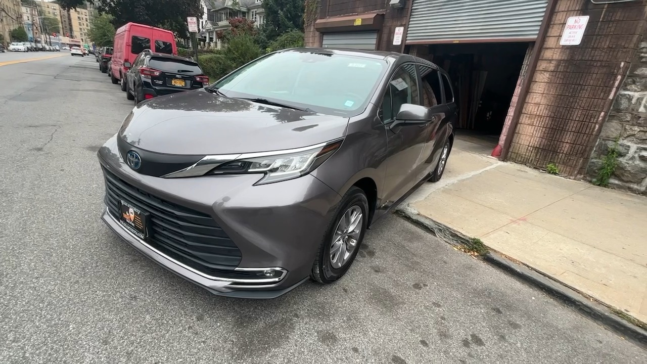 2021 Toyota Sienna XLE 19