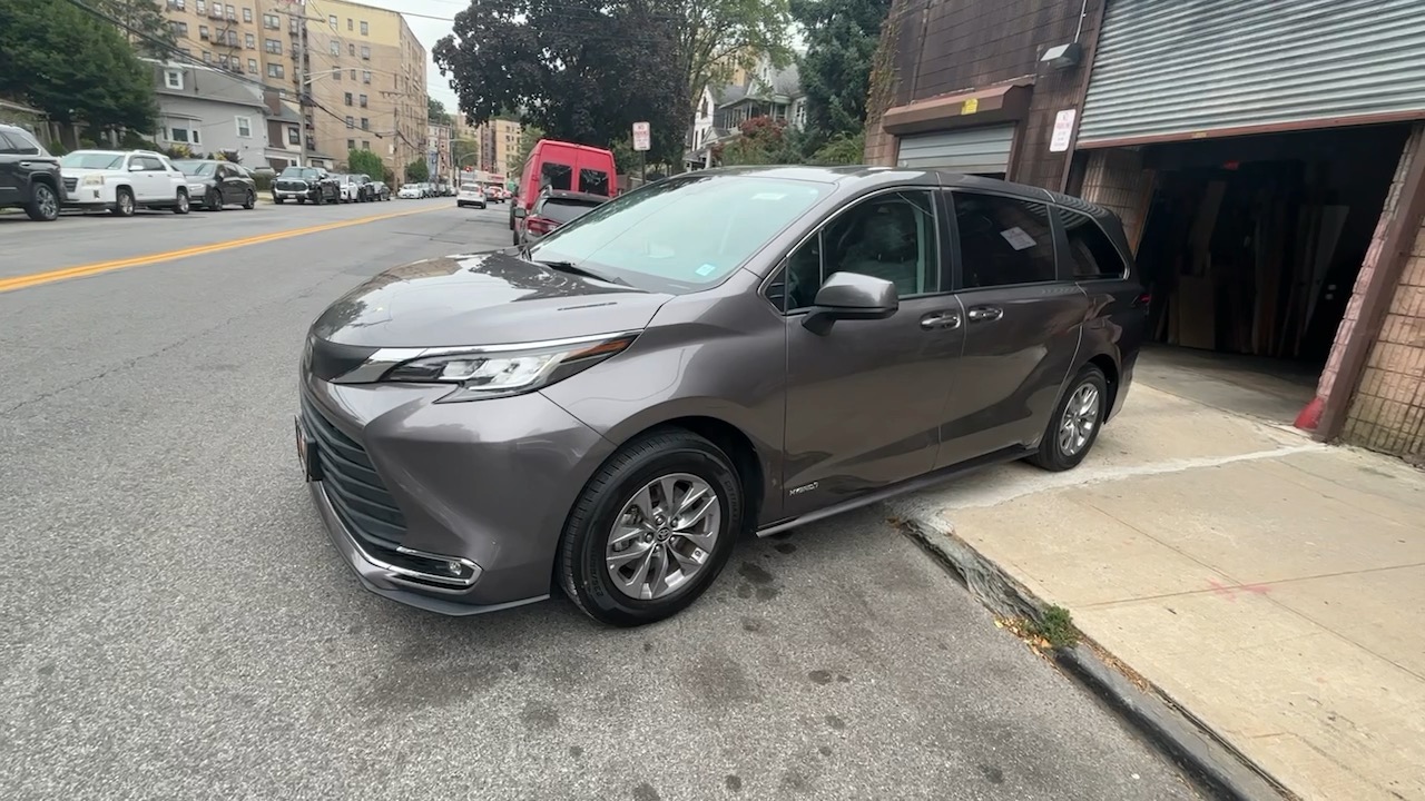 2021 Toyota Sienna XLE 20