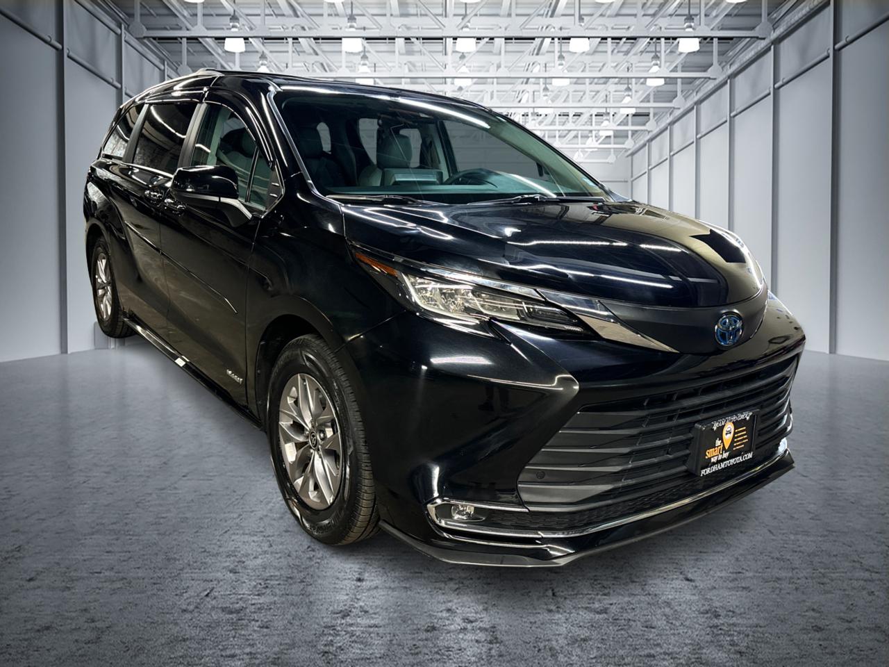 2021 Toyota Sienna XLE 3