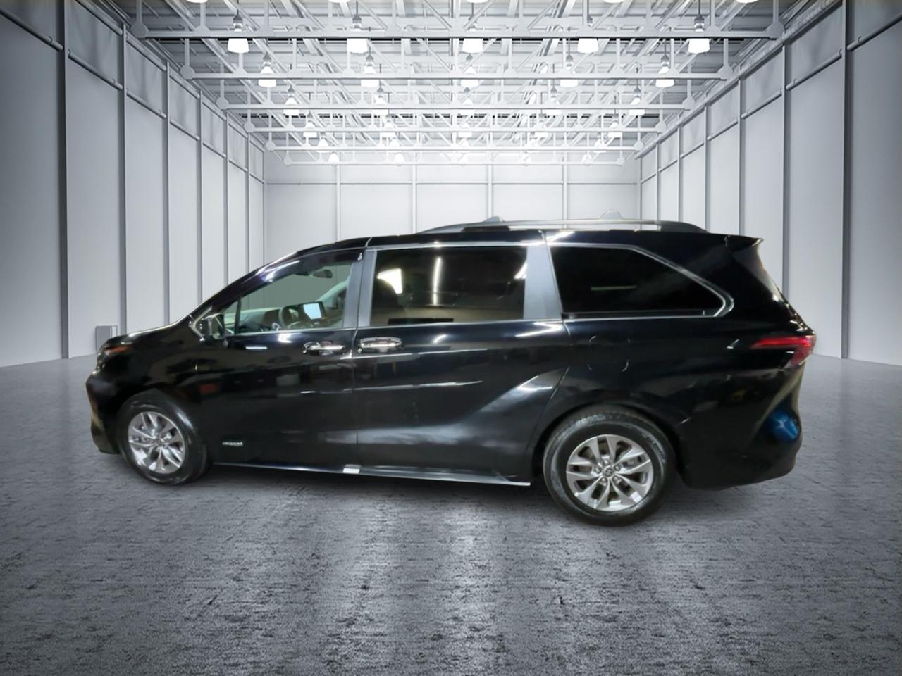 2021 Toyota Sienna XLE 8