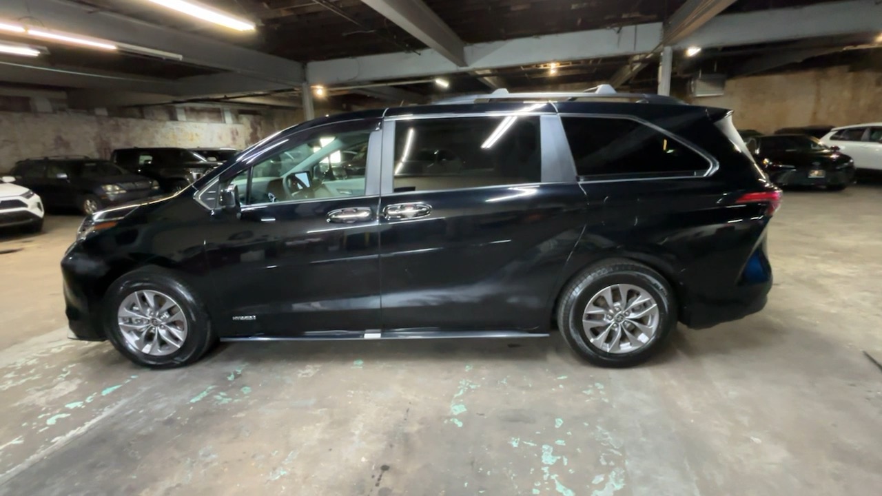 2021 Toyota Sienna XLE 9